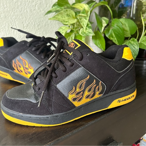 🔥 Heelys Black & Yellow Flame Skater Shoes w/ Wheels (Men’s 6 / Women’s 8) - Picture 1 of 6